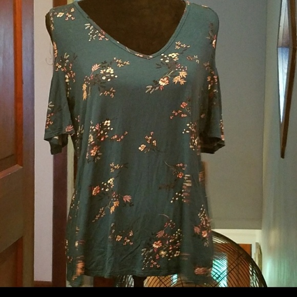 L cold shoulder flowy shirt - Picture 3 of 7